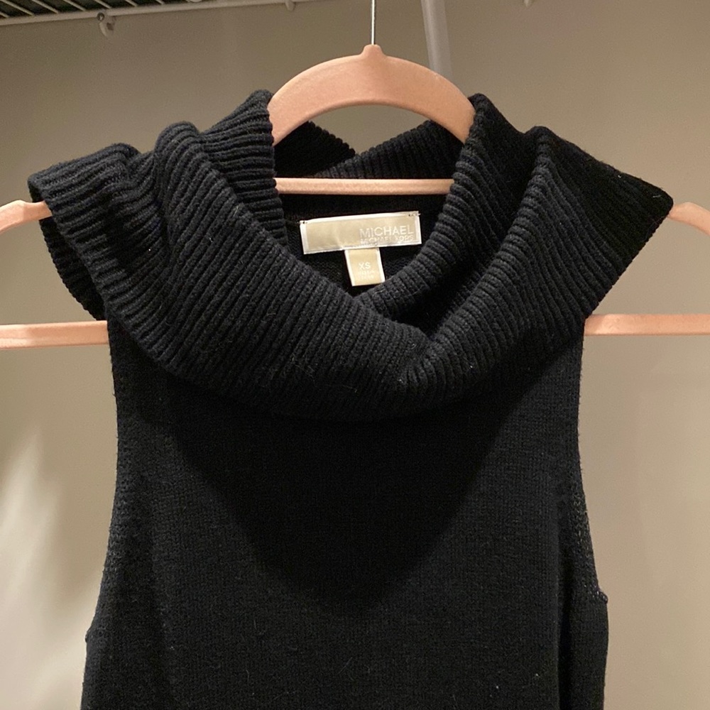 MICHAEL KORS. Sleeveless tunic sweater.